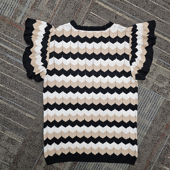 Adrianna Papell‎ Black and White Graphic V- Neck Blouse - Picture 3 of 10